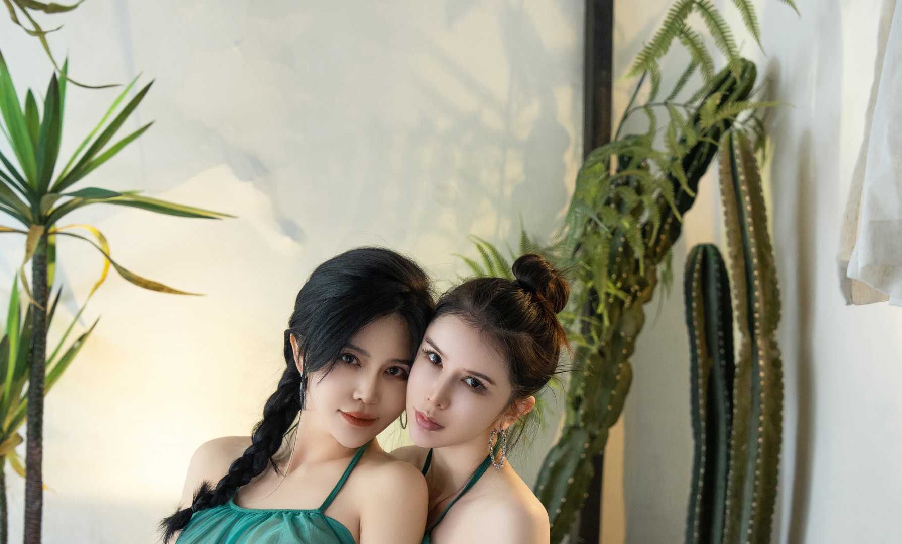 李丽莎写真合集下载：4套私购无水印性感图集+高清视频【5.5GB/4K原画】